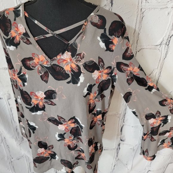 Daisy Fuentes Gray Floral Long Bell Sleeve Chiffon Top Back Button Closure M - Picture 2 of 8